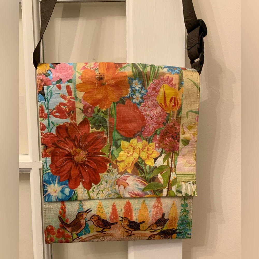 NWOT BLUE Q CROSSBODY MESSENGER BAG